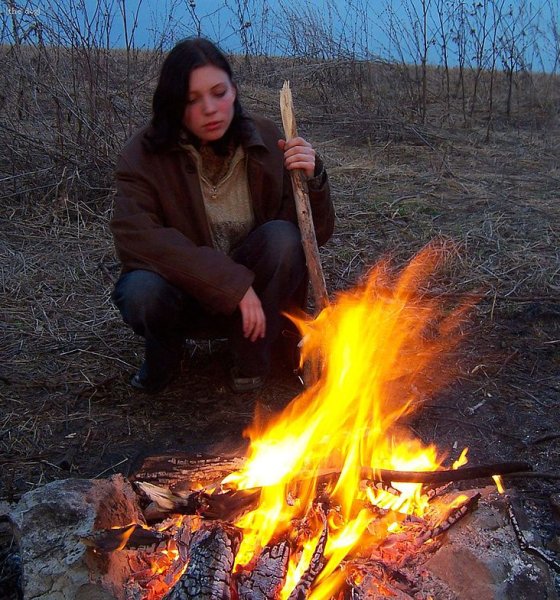 Девочка у костра