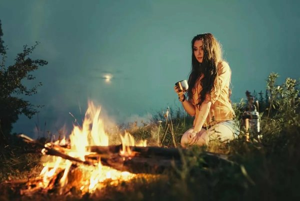 Девушка у костра
