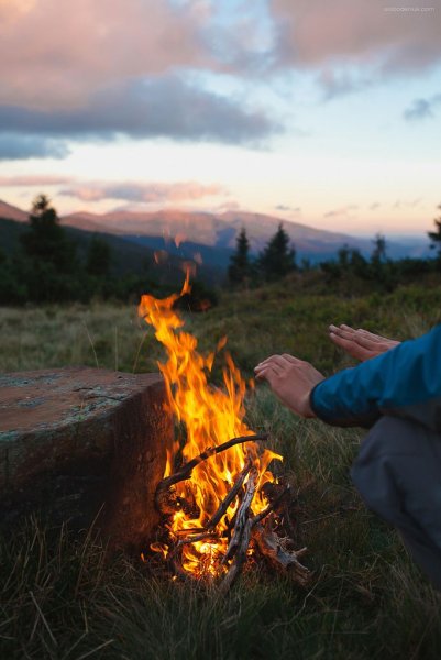 Парень у костра