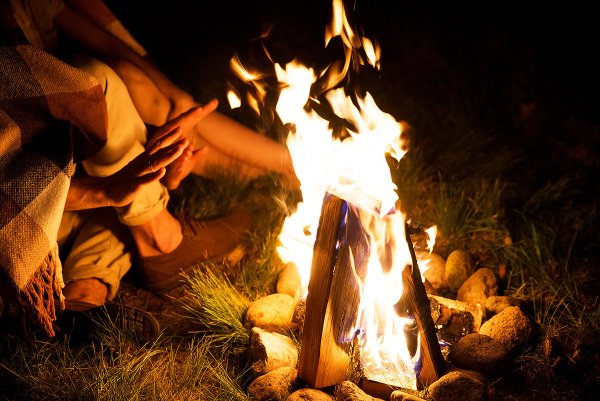 Двое у костра