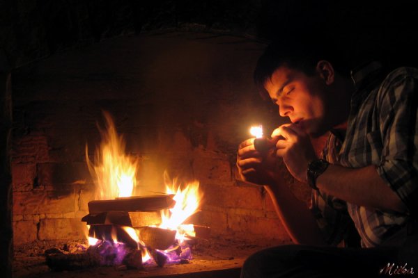 Человек сидящий возле огня