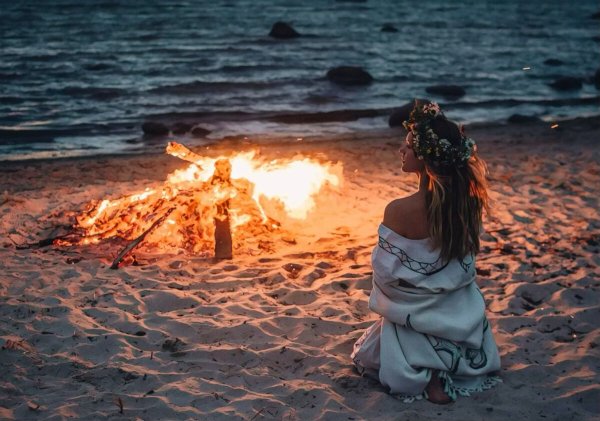 Девушка возле костра