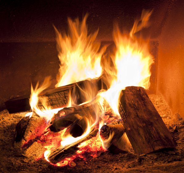Дрова горят в камине