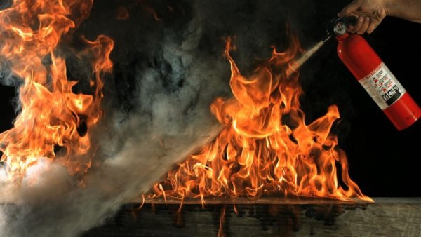 Огнетушители и пожар фон