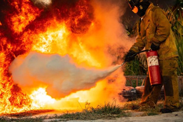 Тушение пожара огнетушителем