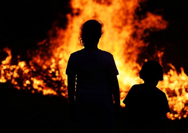 Силуэт на фоне пожара