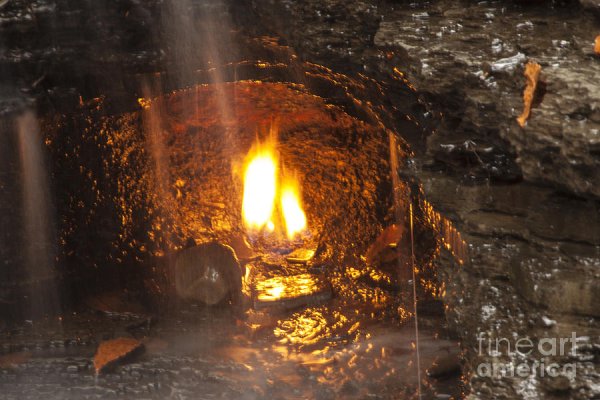 Первобытная пещера с костром