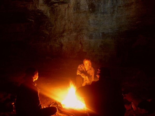 Люди в пещере огонь