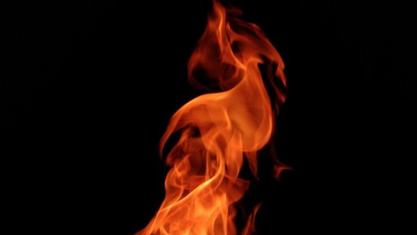 Пламя на темном фоне