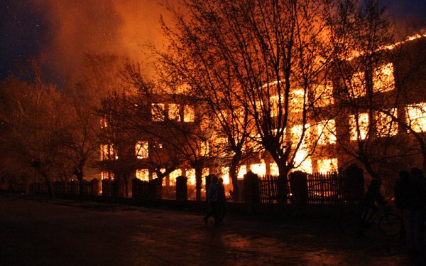 Школа ночью