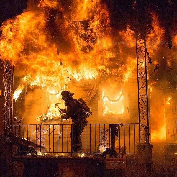 Пожарный в огне