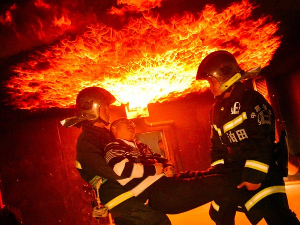 Пожарный в огне