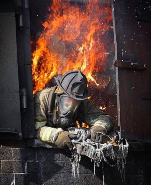 Пожарный в огне