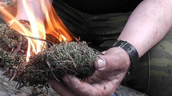 Разведение костра огнивом