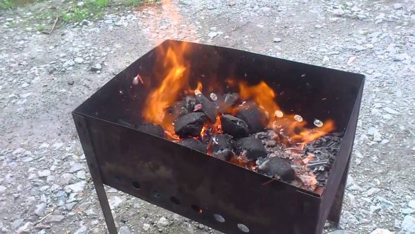 Горящие угли для шашлыка