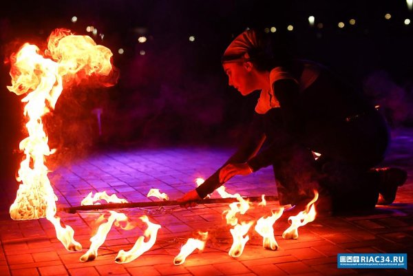 Огонь освещает