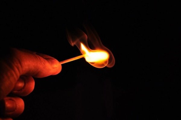 Зажженная спичка