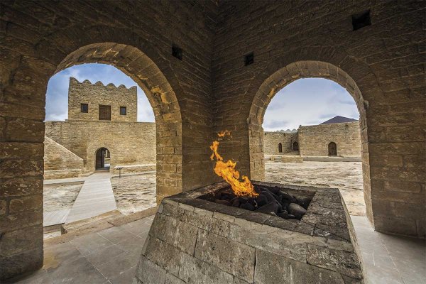 Храм огнепоклонников "Атешгях" осень