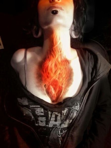 Тату огонь на груди