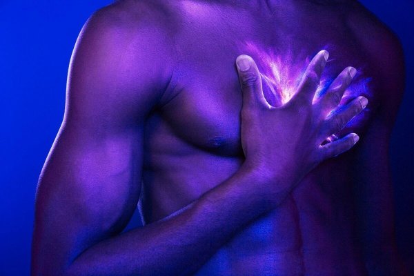 Человек с горящим сердцем