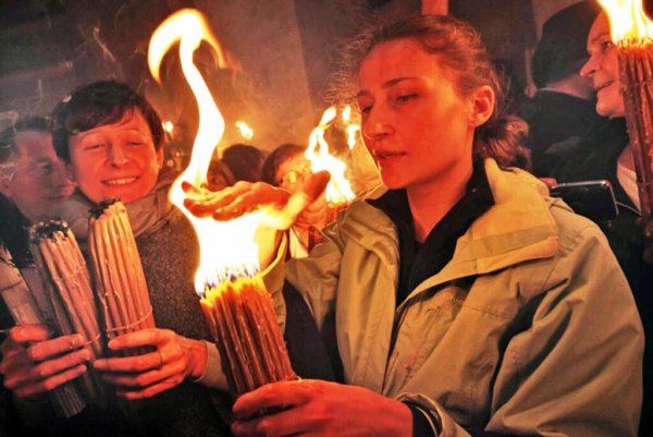 Люди умываются благодатным огнем