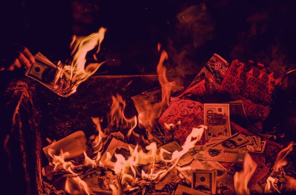 Сжигает деньги