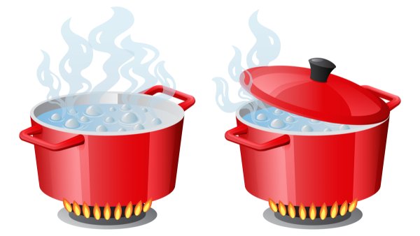 Кастрюля с крышкой кипит