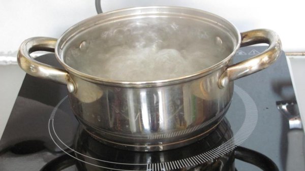 Кастрюля на плите
