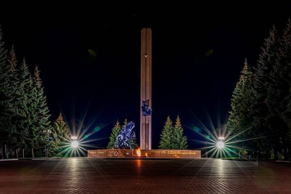 Новосибирск монумент славы ночь