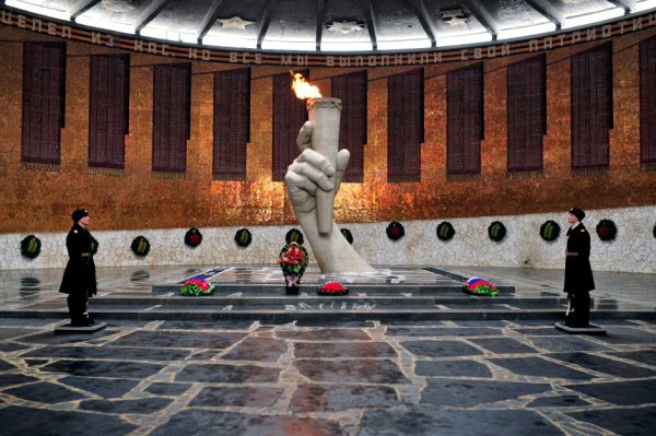 Волгоград-Сталинград Мамаев Курган вечный огонь