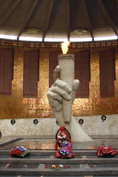 Вечный огонь на Мамаевом Кургане в Волгограде гиф