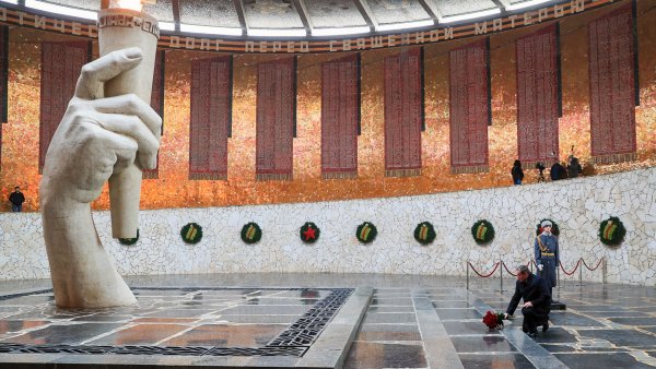 Сталинград Мамаев Курган вечный огонь