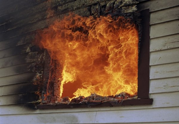 Огонь из окна