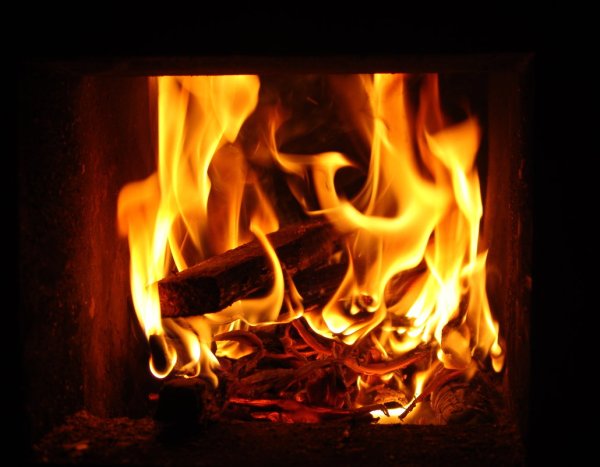 Догорает в печурке огонь