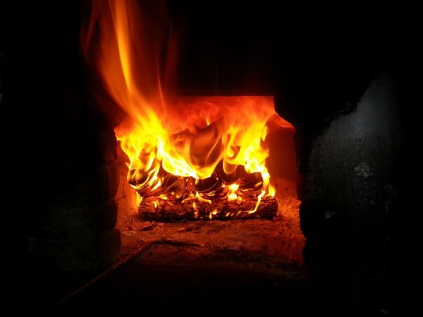 Землянка в печурке огонь