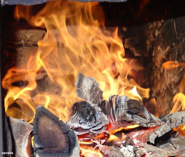 Горит в печурке огонь