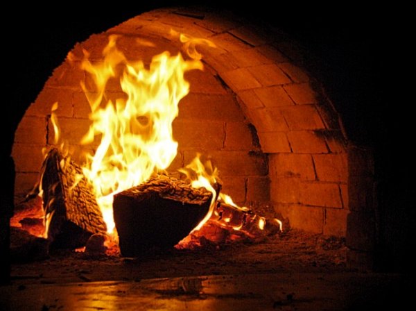 В теплой землянке огонь