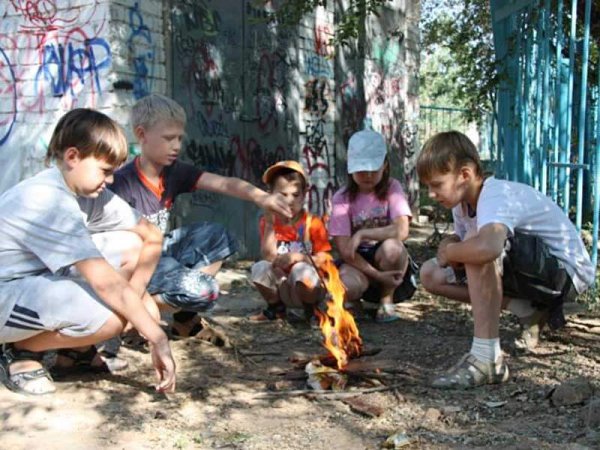 Дети играют с огнем