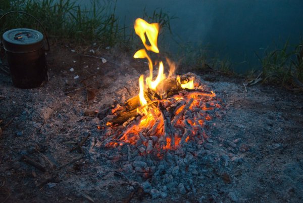 Красивый костер ночью