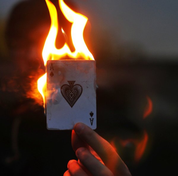 Игральные карты в огне
