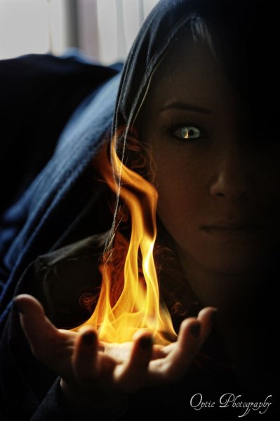 Девушка с огнем в руках