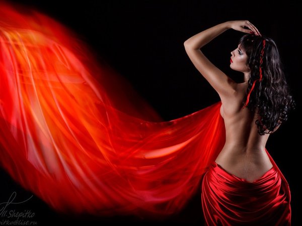 Девушка в Красном