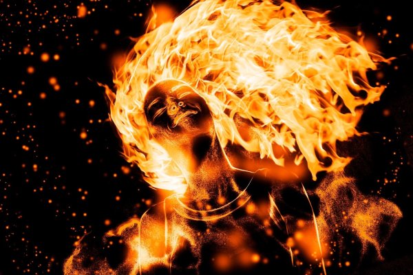 Красивая девушка в огне