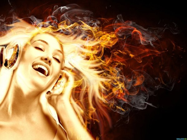 Девушка танцует в огне