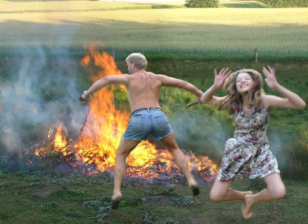 Танцы возле костра
