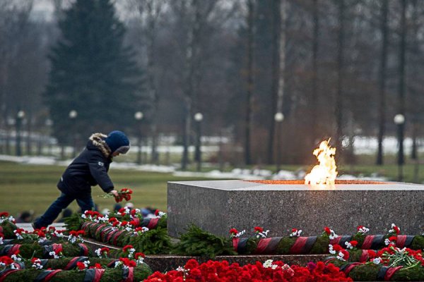 Вечный огонь на Пискаревском кладбище