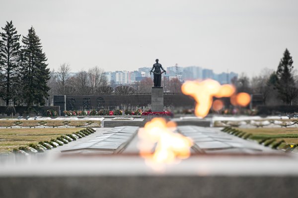 Вечный огонь на Пискаревском кладбище