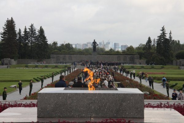 Вечный огонь Ленинград Пискаревское кладбище