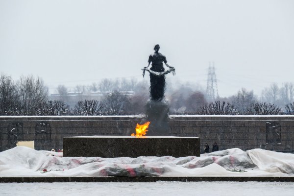 Вечный огонь в Санкт-Петербурге на Пискаревском кладбище