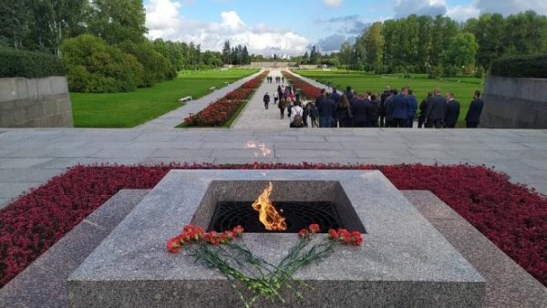 Пискаревский мемориал вечный огонь